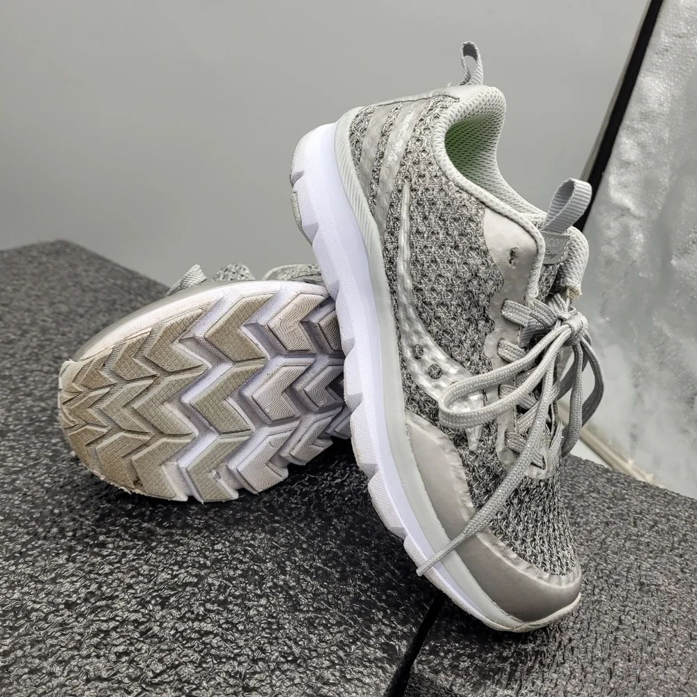 Saucony Girl's Liteform Feel Sneaker, Light Grey Size 13W